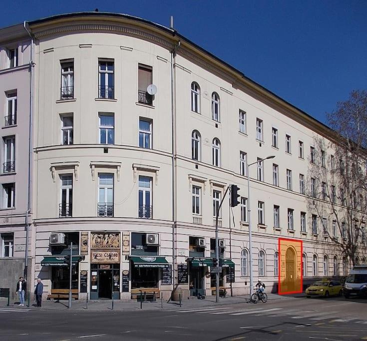 Castlehill Apartman The Perfect Blend Of Urban Living And Sightseeing Convenience Budapest Bagian luar foto